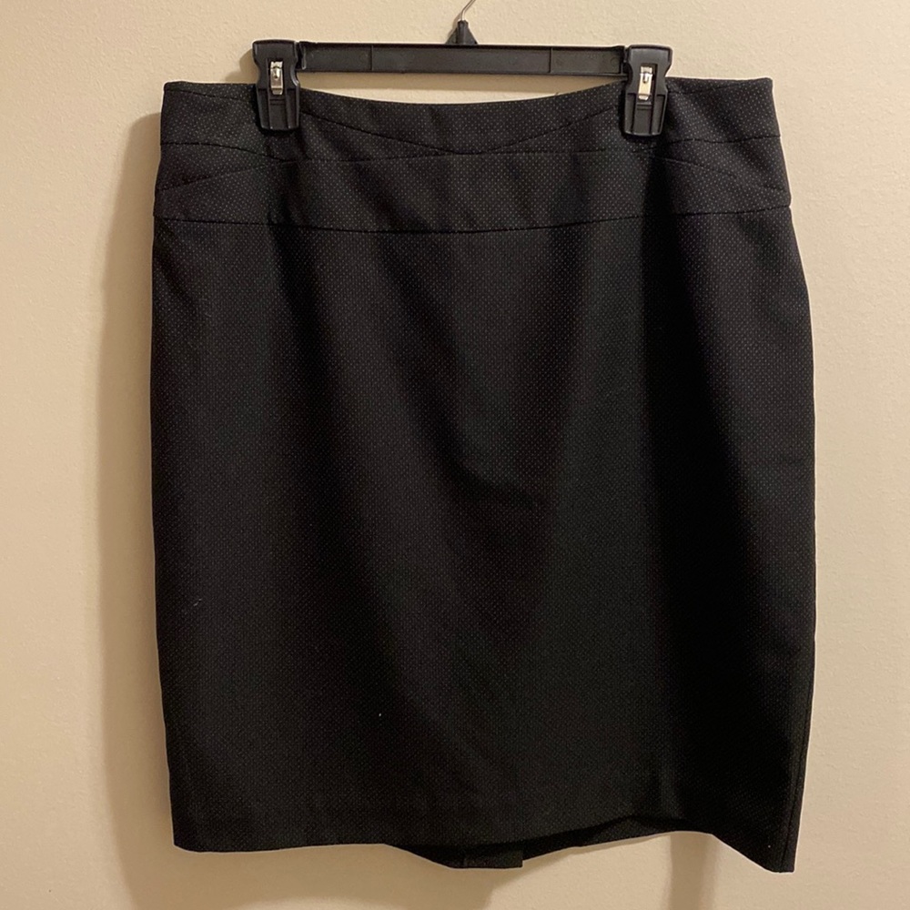 Sz 16 Worthington Black & White Polka Dotted Skirt